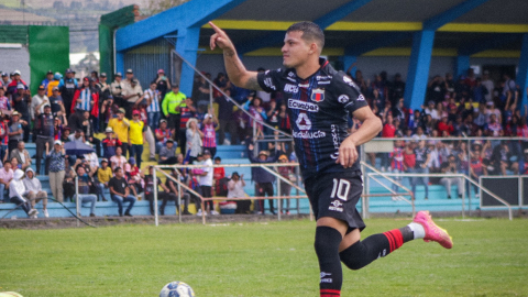 El jugador del Deportivo Quito, Jacobo Molina, festeja un gol, el 2 de junio de 2024.