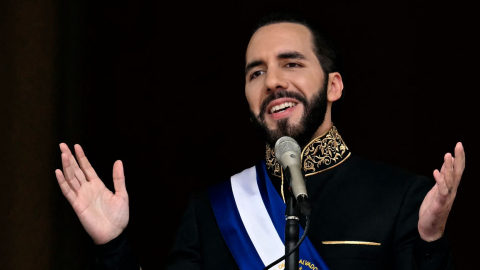 El presidente de El Salvador, Nayib Bukele, se dirige a los asistentes durante su ceremonia de toma de posesión, el 1 de junio de 2024.