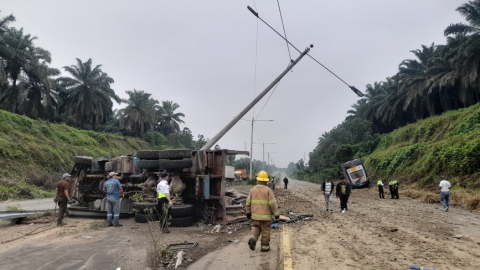 Un choque frontal entre un bus interprovincial y una volqueta en el anillo vial de Quevedo deja ocho heridos este 6 de junio de 2024.