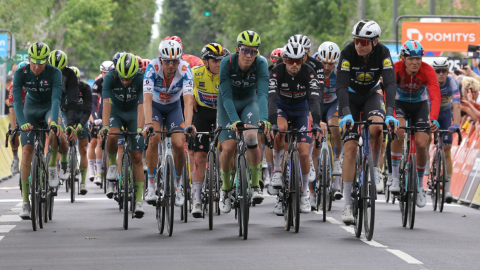 El pelotón cruza la línea de meta durante la quinta etapa del Criterium du Dauphine, el 6 de junio de 2024.