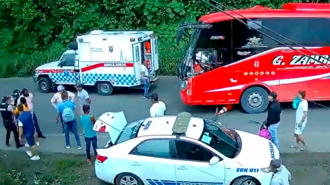 Chófer de bus es detenido tras accidente la vía Quinindé - Esmeraldas.