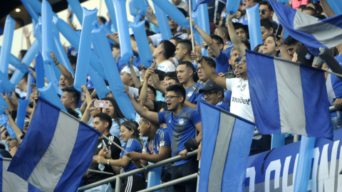 Hinchas de Emelec, durante un partido de LigaPro en el estadio George Capwell, el 28 de abril de 2024.