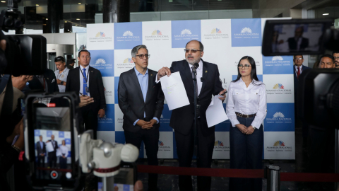 Camilo Salinas (Construye), Henry Kronfle (PSC) y Viviana Veloz (RC), representantes de la nueva mayoría en la Asamblea, en rueda de prensa este 6 de junio de 2024.