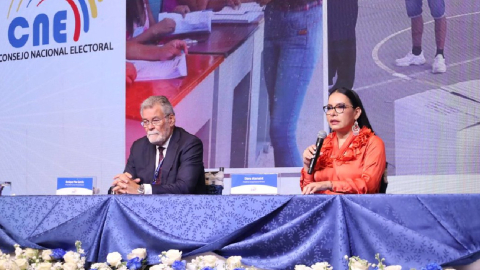 La presidenta del CNE, Diana Atamaint, y el vicepresidente Enrique Pita, en una rueda de prensa en 2023.