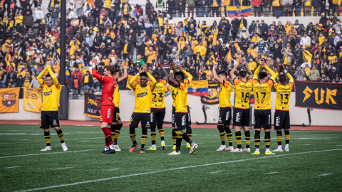 Los jugadores de Barcelona SC saludan con la hinchada luego de la Noche Amarilla celebrada en Nueva Jersey, el 11 de febrero de 2024.