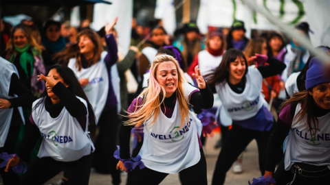 Mujeres participan en la marcha de aniversario de 'Ni una menos' en Argentina y encontra de la política del presidente Javier Milei.