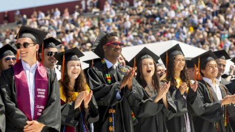 Estudiantes de la Universidad de Massachusetts, en una ceremonia de graduación el 18 de mayo de 2024.