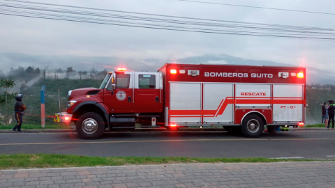 Camión de Bomberos de Quito a un costado de la quebrada de Guambi, en Puembo.
