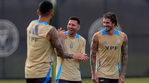 Lionel Messi junto a sus compañeros de Selección, durante un entrenamiento de Argentina en Estados Unidos previo a la Copa América, este 5 de junio de 2024.