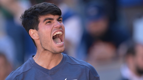 Carlos Alcaraz celebra su triunfo ante Jannik Sinner, en la semifinal del Roland Garros, este 7 de junio de 2023.