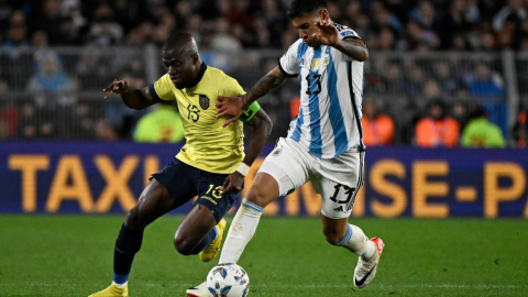 El jugador ecuatoriano Enner Valencia y el defensa argentino Cristian Romero en un partido de las clasificatorias sudamericanas.