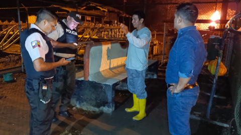 Policías y trabajadores de los pozos petroleros del campo Pacuna, 7 de junio de 2024.