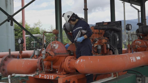 Una trabajadora de OCP Ecuador en la Estación de Bombeo Sardinas, en Napo. Foto de finales de 2023. 