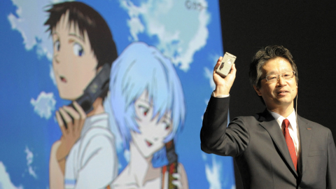 Kiyohito Nagata, explica sobre su nuevo producto de edición limitada llamado teléfono móvil "Neon Genesis Evangelion”, mayo de 2009. 