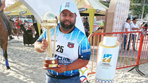 Christian Cobos, celebrando un triunfo con el Club Playas FC.