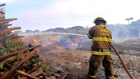 Personal del Cuerpo de Bomberos de Guayaquil trabaja en un incendio en la vía a la Costa, el 10 de junio de 2024.