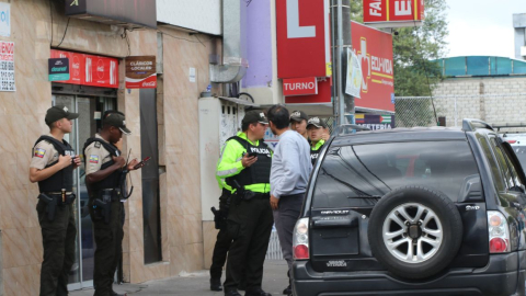 Policías se encuentran en los exteriores del Hospital Pablo Arturo Suárez, en Quito, donde ocurrió un ataque armado el 10 de junio de 2024.