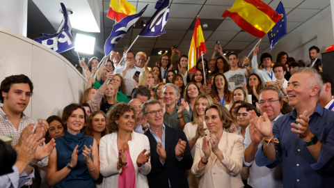 El líder del PP, Alberto Núñez Feijóo, junto a la cabeza de lista del PP a las elecciones europeas, Dolors Montserrat, 10 de junio de 2024.