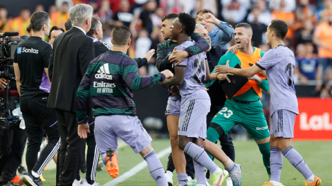 El delantero brasileño del Real Madrid Vinícius Júnior reacciona ante los insultos de los hinchas, el 21 de mayo de 2023.