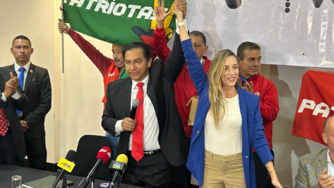 El expresidente de Ecuador, Lucio Gutiérrez, junto a la precandidata presidencial de PSP, Andrea González Nader, Quito, 10 de junio de 2024.