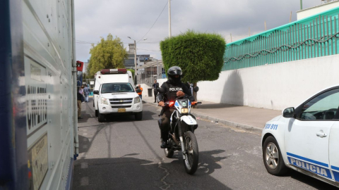 El Hospital Pablo Arturo Suárez está resguardado por la Policía el lunes 10 de junio de 2024, tras un ataque armado que ocurrió en los exteriores.