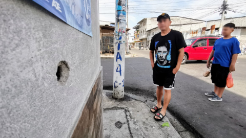 Los más de 40 disparos realizados con fusil y pistola dejaron múltiples orificios a los largo de dos cuadras en el Batallón del Suburbio, al suroeste de Guayaquil. Una bala alcanzó a una niña dentro de un domicilio. 