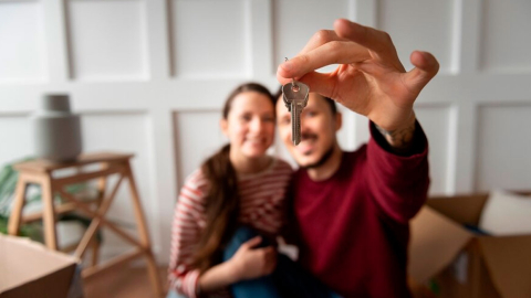 Imagen referencial de una pareja en su nueva casa.