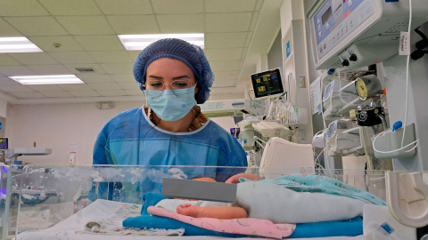 Bebé permanece en una encubadora del Hospital General Teófilo Dávila, en Machala.