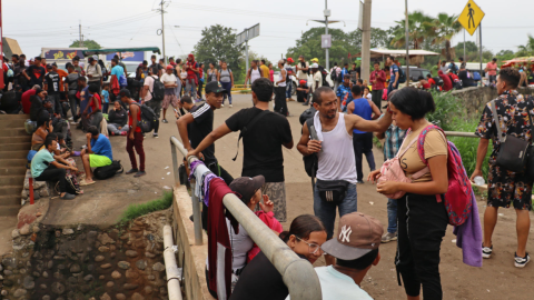 Migrantes permanecen varados en espera de resolver su situación migratoria este jueves, en el municipio de Tapachula en Chiapas, México.