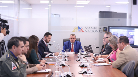 Los asambleístas de la comisión ocasional que tramita reformas de la consulta popular en sesión el 5 de junio de 2024.