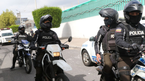 Personal de la Policía en los exteriores del Hospital Pablo Arturo Suárez, en Quito, tras la balacera del 10 de junio de 2024.