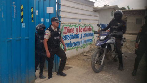 Imagen referencial de un operativo policial en una escuela del distrito Nueva Prosperina, al noroeste de Guayaquil. 