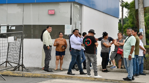 Un grupo de personas a las afueras de la morgue de Guayaquil el 17 de enero de 2024.