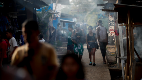 Migrantes esperan para ser registrados por migración luego de caminar por varios días la selva del Darién con rumbo a los Estados Unidos.