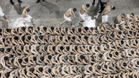 Esta fotografía publicada el 11 de junio de 2024 por la oficina de prensa de la Presidencia de El Salvador muestra a presuntos pandilleros luego de ser trasladados por la policía al Centro de Confinamiento Terrorista (CECOT) en la ciudad de Tecoluca, El Salvador.