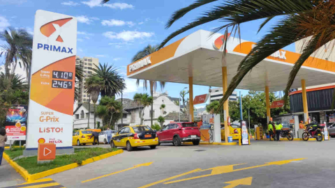 Imagen referencial de una gasolinera en el norte de Quito, 12 de junio de 2024.