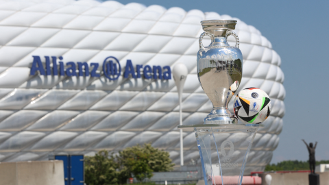 Vista del trofeo de la Eurocopa con el Allianz Arena de fondo, en Múnich, el 13 de mayo de 2024.