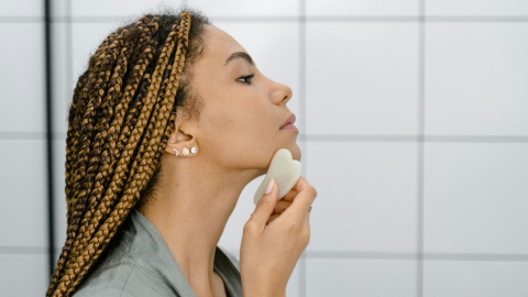 Las piedras de masaje facial son una tendencia en redes sociales. Especialistas analizan si realmente funcionan.