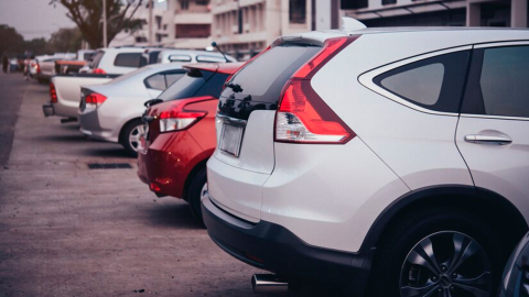 Imagen referencial de carros en un estacionamiento.