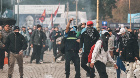 Personas protestan a las afueras del senado durante un debate este miércoles, en Buenos Aires, Argentina.