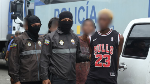 Imagen referencial. Detenidos en un operativo policial en Guayaquil, el 1 de abril de 2024.