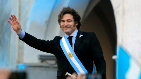 Javier Milei saluda durante la conmemoración del 214 aniversario de la Revolución de Mayo, 25 de mayo de 2024.