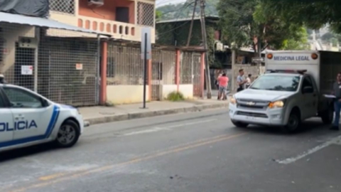 Una ambulancia de Medicina Legal en el sector San Eduardo donde fue asesinado un taxista, el 13 de junio de 2024.