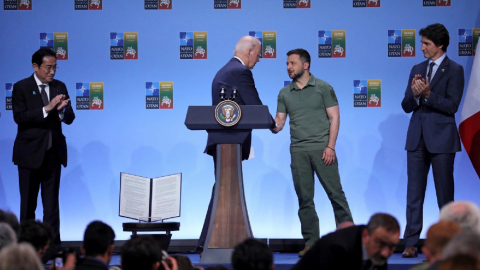 Fotografía de archivo del Presidente de Estados Unidos, Joe Biden, junto a su homólogo ucraniano, Volodymyr Zelensky y los máximos mandatarios de Japón (Fumio Kishida) y Canadá (Justin Trudaeu) el 12 de junio de 2023 en una cumbre de la OTAN.