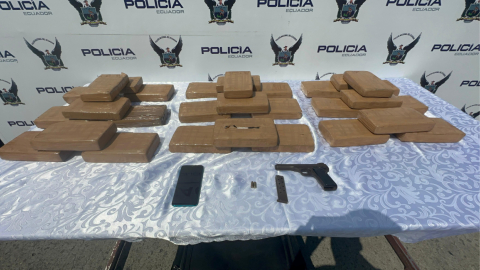 Bloques de droga encontrados en el domicilio de una mujer en el centro de Guayaquil, el 12 de junio de 2024.