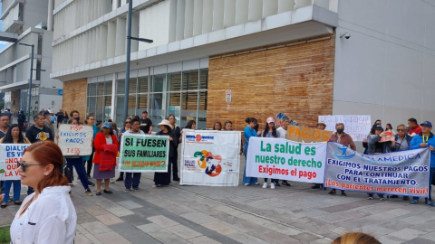 Pacientes renales reclaman en las afueras del Ministerio de Salud, el 13 de junio de 2024.