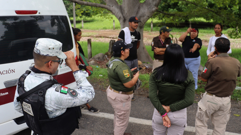 Imagen de referencia. Personal del Instituto Nacional de Migración (INM) habla con migrantes, 1 de junio de 2024.