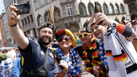 Hinchas de Escocia y de Alemania se hacen un selfie antes del partido del Grupo A de la Eurocopa, el 14 de junio de 2024.