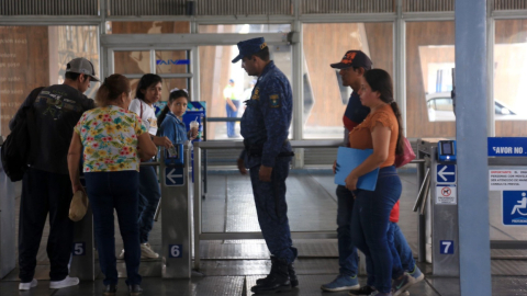 Varios pasajeros en una estación del sistema Metrovía en Guayaquil, el 13 de junio de 2024.