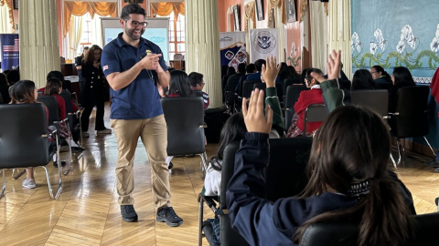 Fotografía referencial de un hombre trabajando en una conferencia del Gobierno de Estados Unidos en Latacunga.